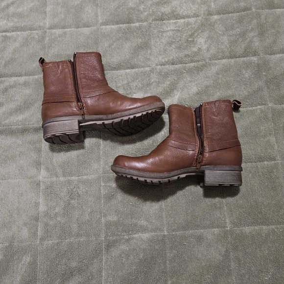 Adorable Brown Boots - Picture 1 of 3